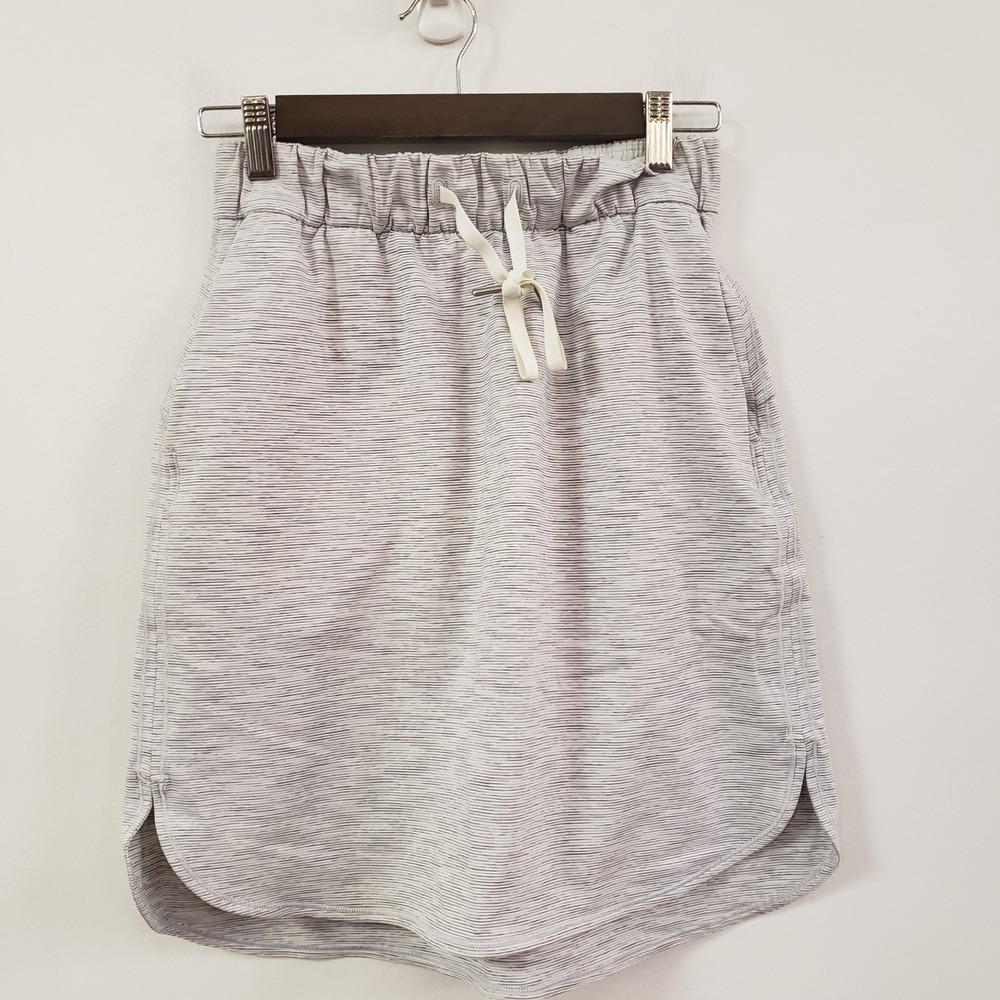 Lululemon Womens On The Fly Knee Length Skirt Size 6 Gray Striped Athletic Sport - Picture 1 of 10